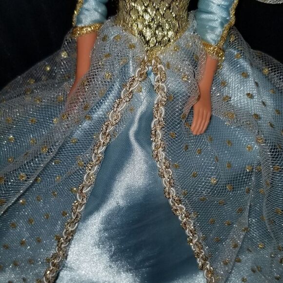 Vintage Barbie doll with blue and gold dress - Picture 2 of 5